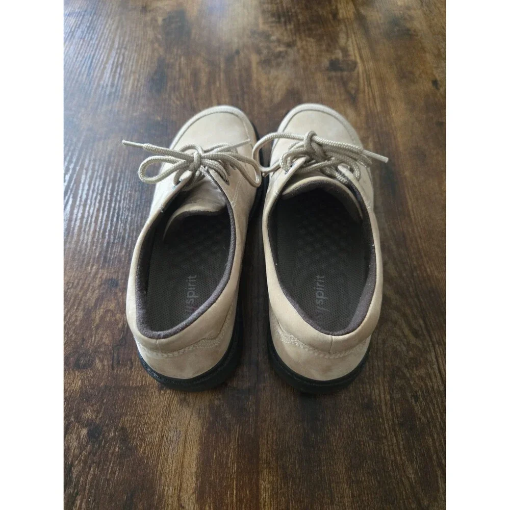 Women's Easy Spirit low top Size 8 Tan Suede lace up Sneakers